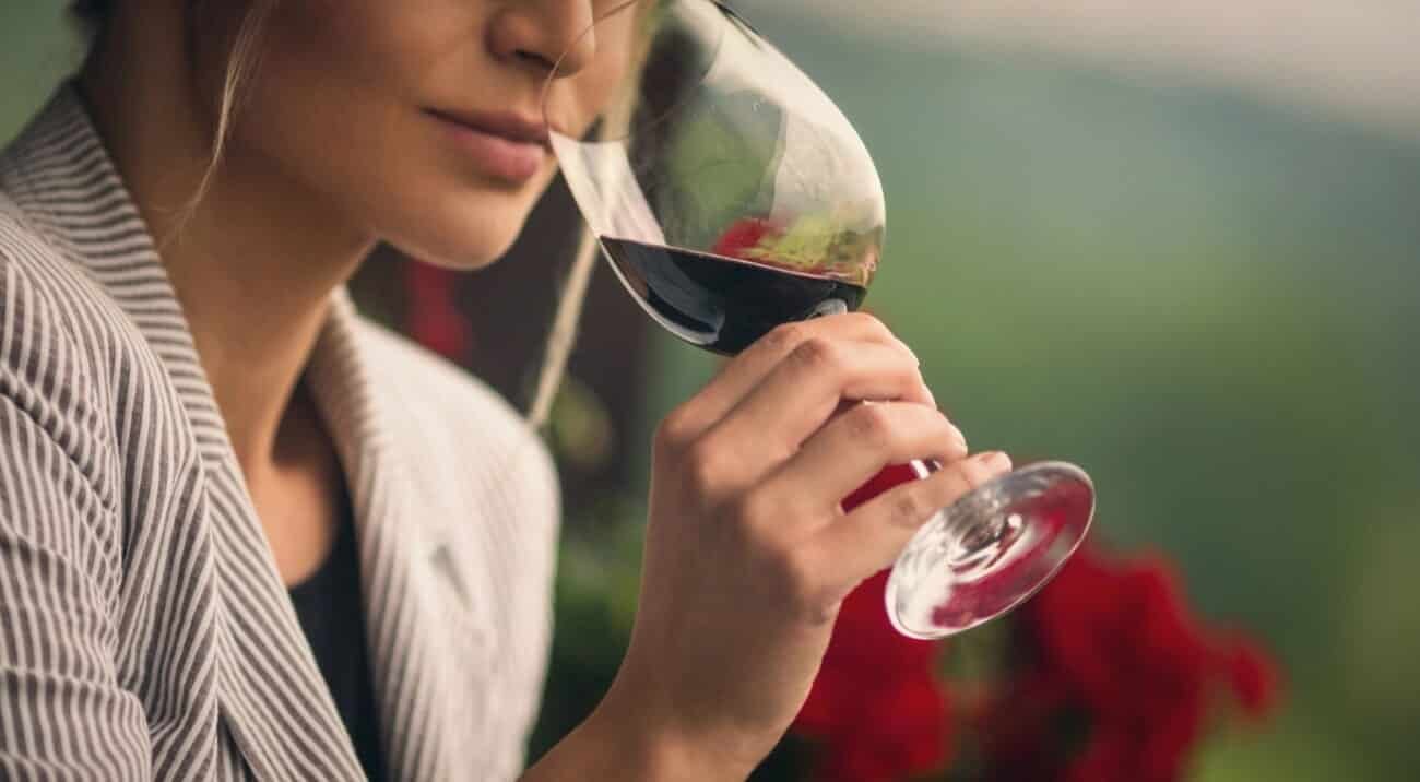 Vinho tinto mulher aromas provando degustacao